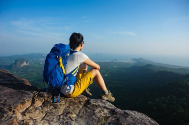 Sırt çantalı genç kadın.