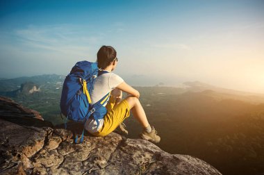 Sırt çantalı genç kadın.