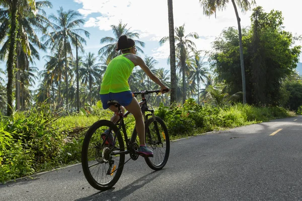 Young  woman riding bicycle — Stock Photo, Image