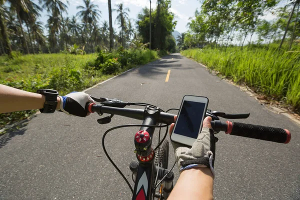 Cyklista ruce pomocí smartphone pro navigaci — Stock fotografie