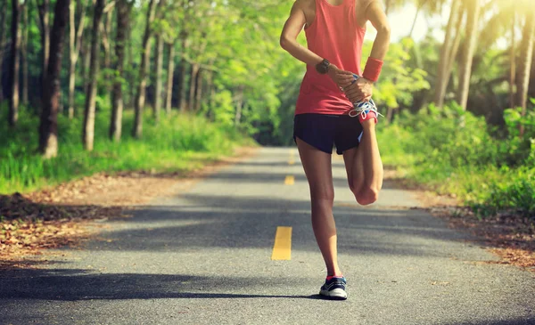 Młoda kobieta runner rozciąganie nogi — Zdjęcie stockowe