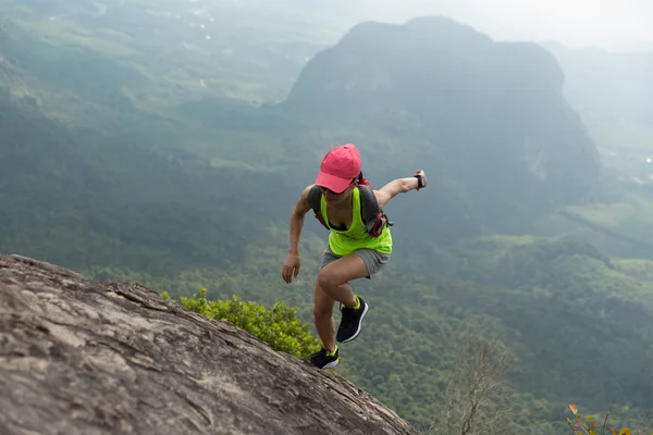 Mulher correndo no topo da montanha — Fotografia de Stock