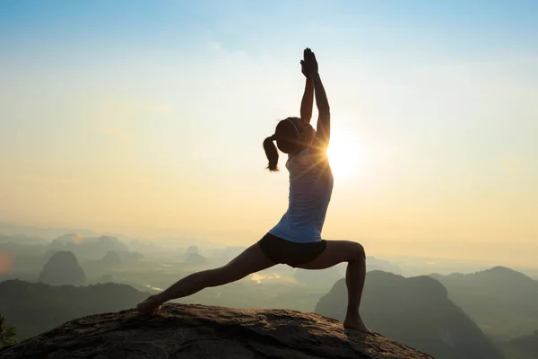 Mujer joven meditando —  Fotos de Stock