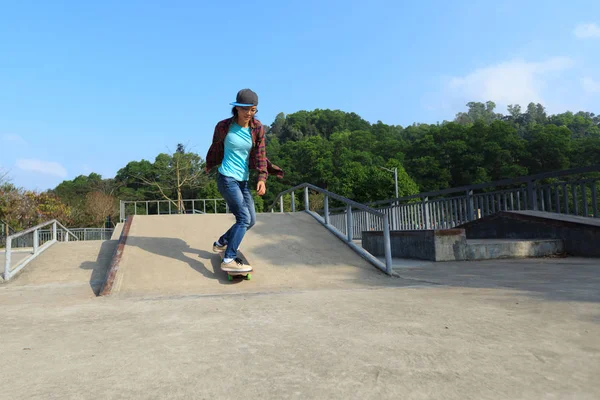 Skate jovem andar de skate — Fotografia de Stock