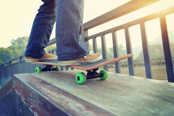 Young skateboarder practicing at skatepark — Stock Photo, Image