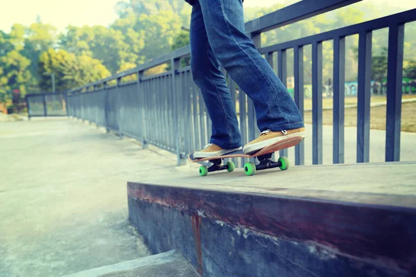 Jonge skateboarder beoefenen in skatepark — Stockfoto