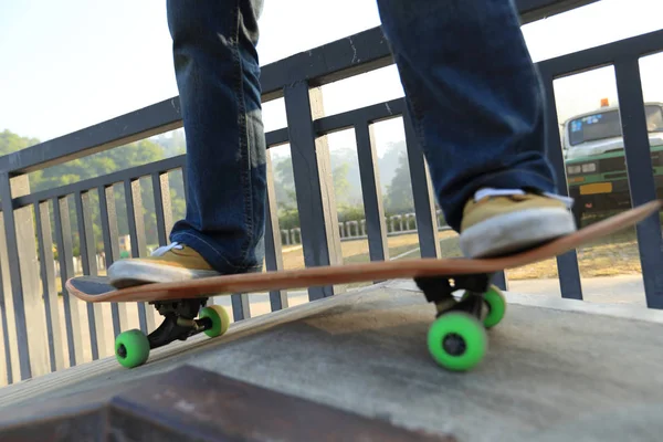 Junge Skateboarder üben im Skatepark — Stockfoto