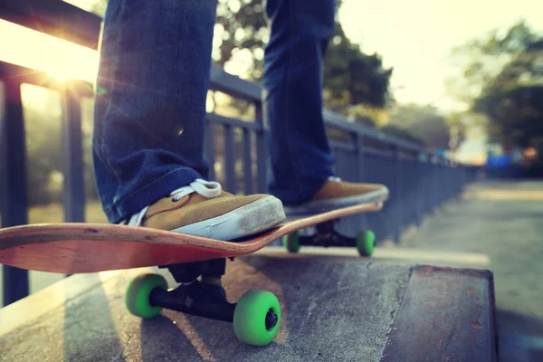 Unga skateboardåkare öva på skatepark — Stockfoto