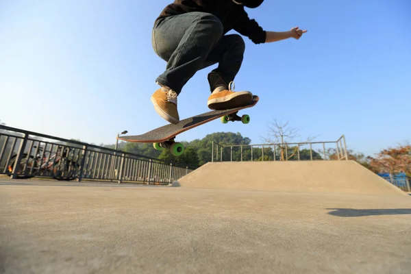 Jeune skateboarder pratiquant au skatepark — Photo