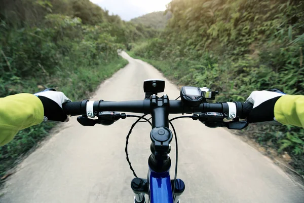Велосипедист використовує смартфон для навігації — стокове фото