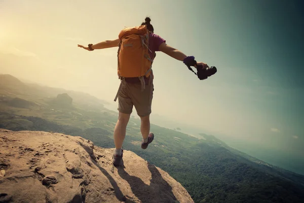 Jovem com mochila — Fotografia de Stock