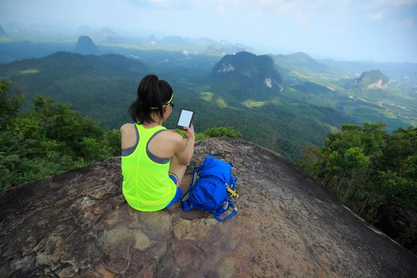 Junge Frau liest E-Book — Stockfoto