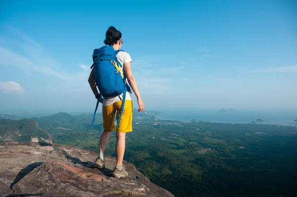 Mujer joven con mochila — Foto de Stock