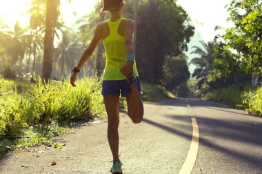 Bacak germe genç kadın atlet 