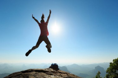 Kadın dağda atlama 