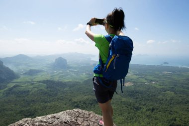 Genç kadın picutre smartphone ile alarak