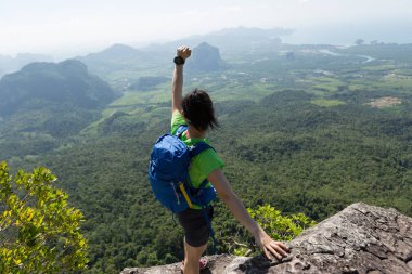 kadının dağ tepe görünümünden