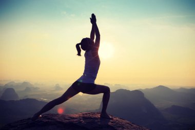 dağ tepe üzerinde meditasyon kadın