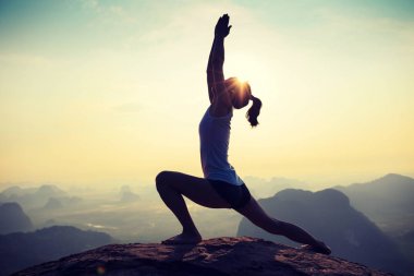 dağ tepe üzerinde meditasyon kadın
