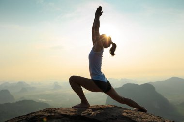 dağ tepe üzerinde meditasyon kadın