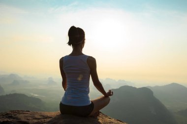 dağ tepe üzerinde meditasyon kadın