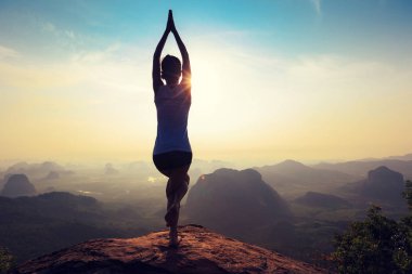 dağ tepe üzerinde meditasyon kadın