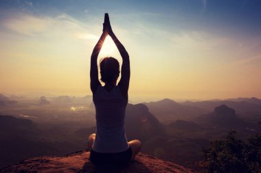dağ tepe üzerinde meditasyon kadın