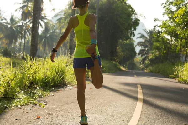 Young female runner stretching legs — Stock Photo, Image