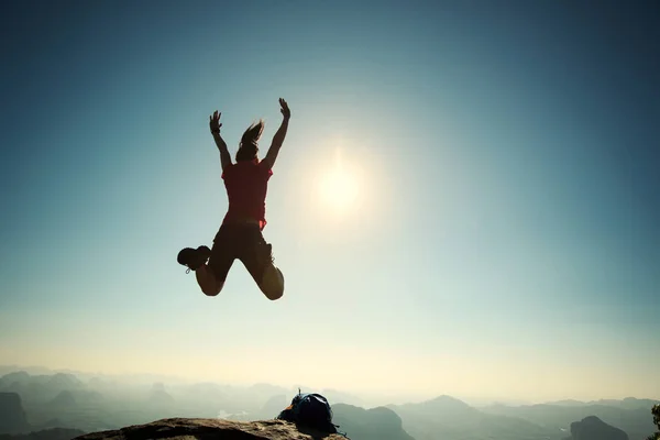 山にジャンプ女性 — ストック写真