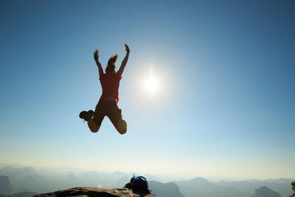 Frau springt auf Berg — Stockfoto