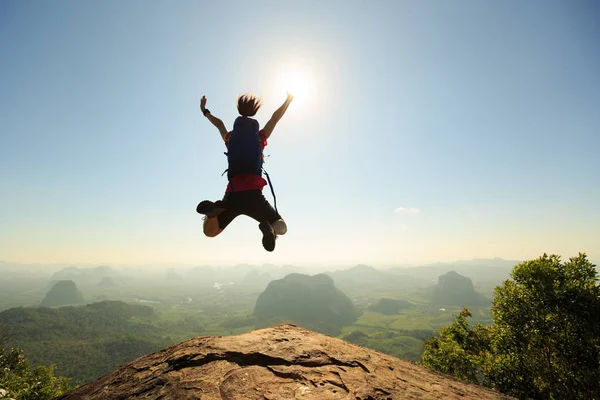 Kvinna hoppa på berget — Stockfoto