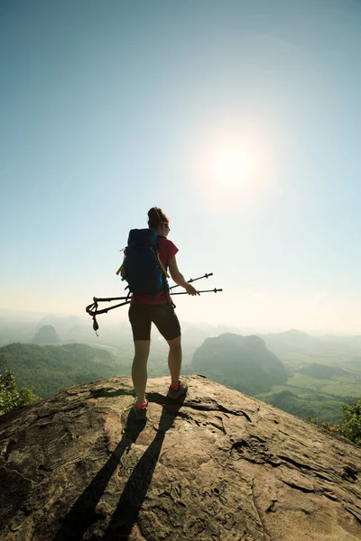 Молода жінка з рюкзаком походи в гори — стокове фото
