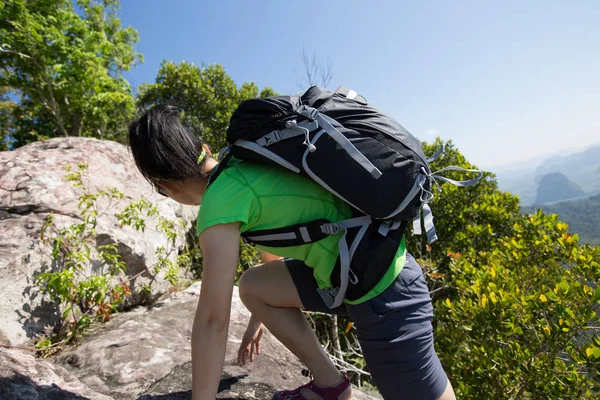 Ung kvinna klättring på berg — Stockfoto
