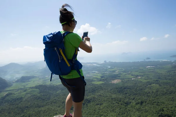 Молода жінка бере пікнік зі смартфоном — стокове фото