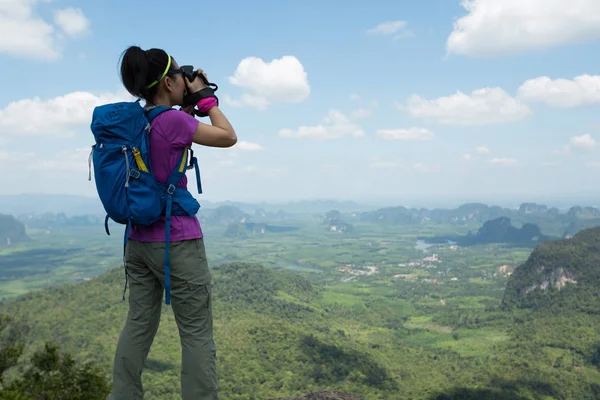 Ung kvinna fotograferar — Stockfoto