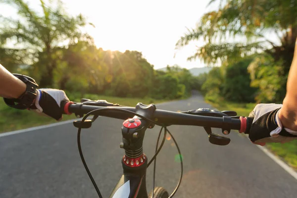 Radfahrer fährt Mountainbike — Stockfoto