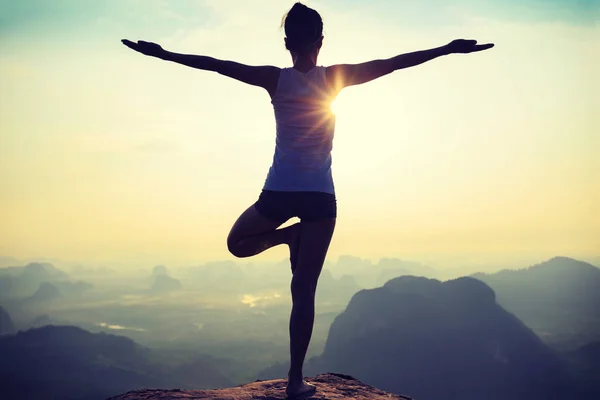 Mulher meditando no pico da montanha — Fotografia de Stock