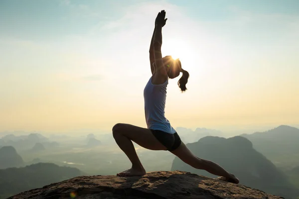 Frau meditiert auf Berggipfel — Stockfoto