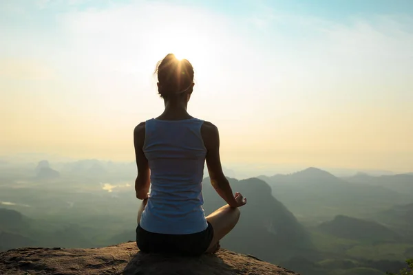 Mulher meditando no pico da montanha — Fotografia de Stock