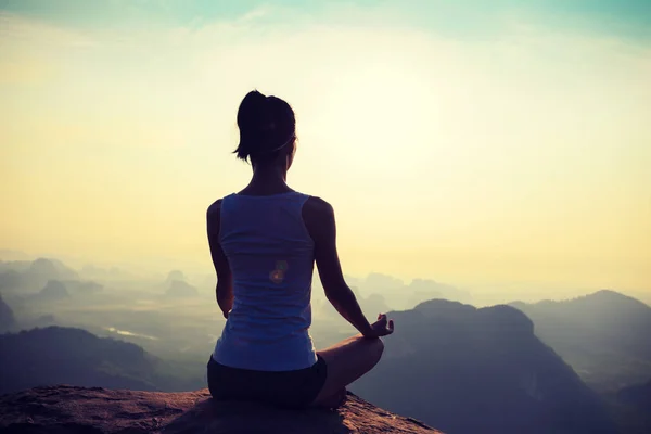 Kobieta, medytując na szczyt — Zdjęcie stockowe