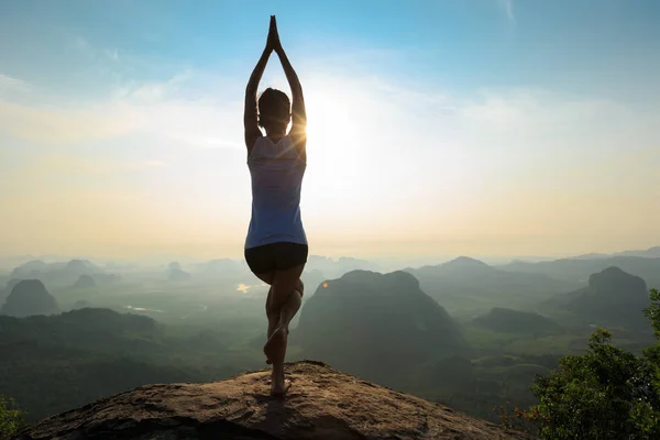 Mulher meditando no pico da montanha — Fotografia de Stock