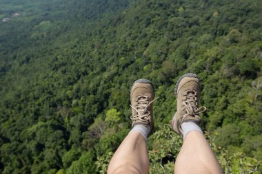 dağ tepe kenarında oturan uzun yürüyüşe çıkan kimse