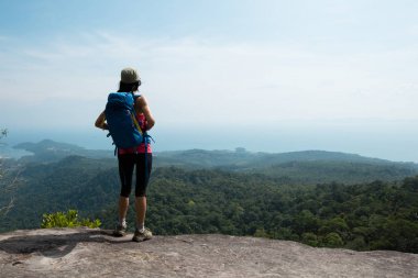kadının dağ tepe görünümünden