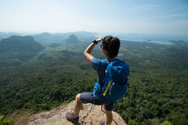 Mujer disfrutando de vista desde el pico de montaña — Foto de Stock