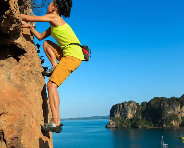 Mujer joven escalando — Foto de Stock