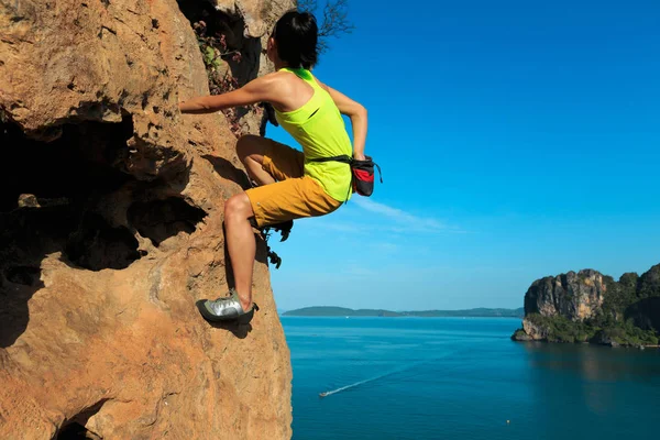 Giovane donna arrampicata — Foto Stock