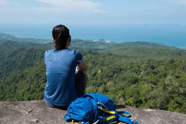 Donna che gode della vista dalla cima della montagna — Foto Stock