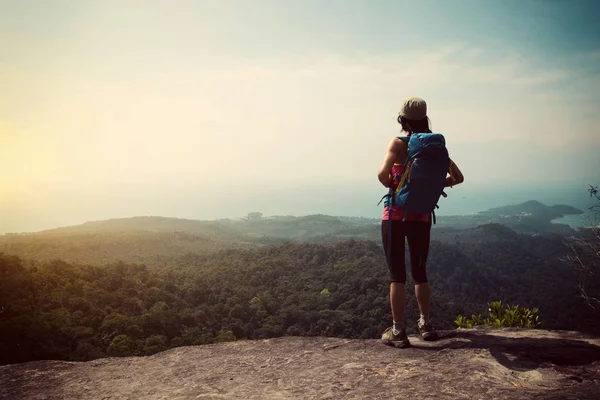 Vrouw genieten van het uitzicht vanaf de berg — Stockfoto
