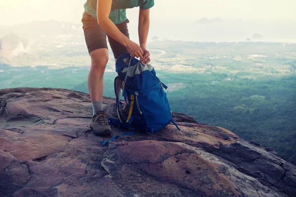 Mochila de embalagem jovem mulher — Fotografia de Stock