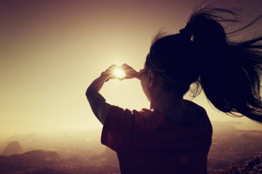 genç kadın kalp el ile yapma